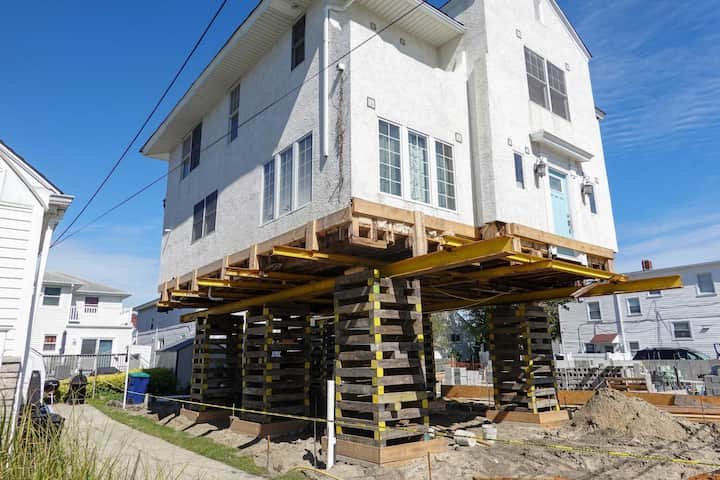 Located in Pasadena, Texas, we are a company that specializes in house lifting, small distance house moving, piles and foundations.